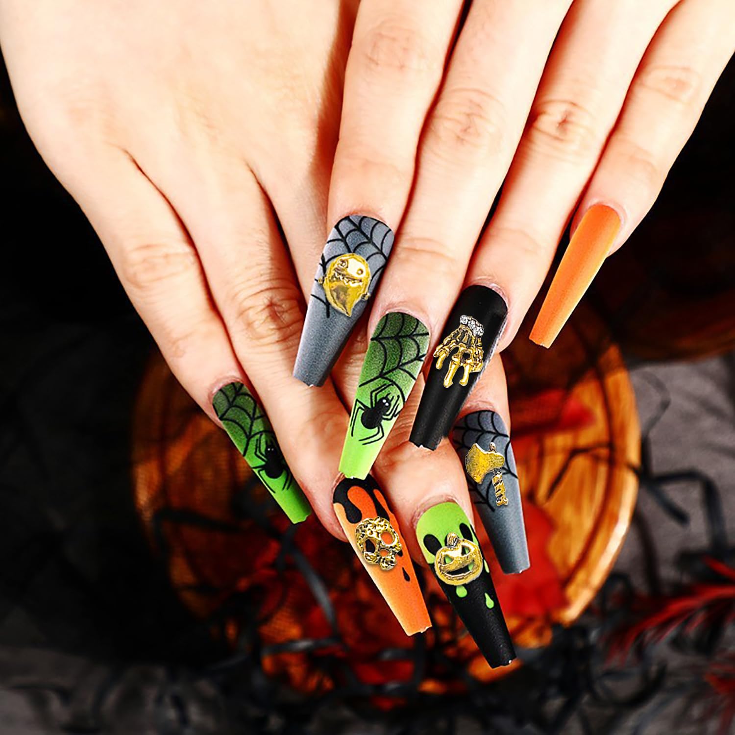 SILPECWEE 100 dijes de uñas de Halloween 3D con parte trasera plana, joyas de uñas retro de calabaza dorada y calavera para uñas, diseño de clavos