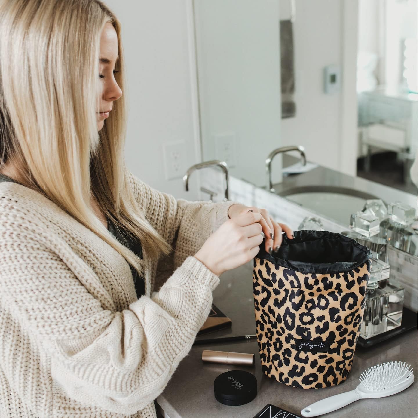 Jadyn Cinch Top – Bolsa compacta de maquillaje de viaje y organizador de cosméticos para mujer, Leopardo, Cinch cosmético
