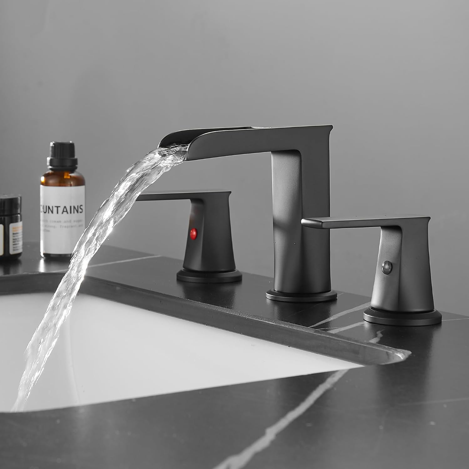 FOUTLQ Grifo de baño en cascada negro mate, 2 asas, grifo de lavabo de baño, 3 agujeros con drenaje desplegable, manguera de suministro y placa de