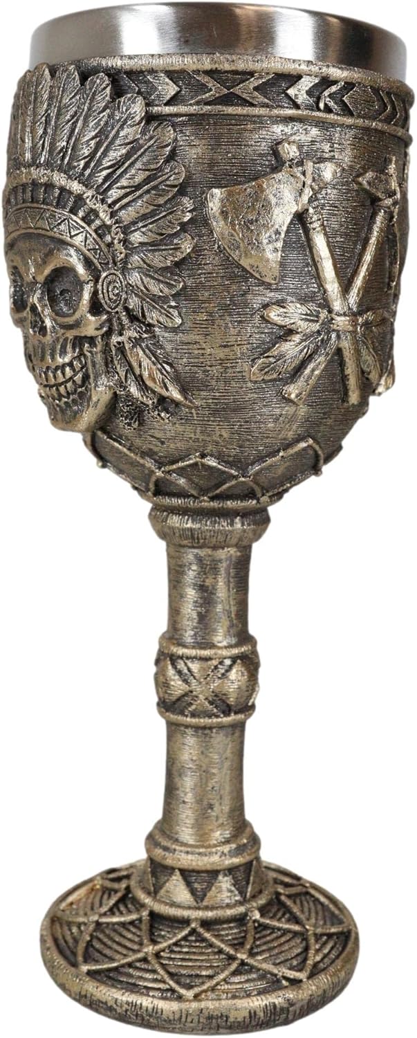 Ebros Gift Cráneo jefe tribal indio nativo americano con tocado de cucaracha y doble hacha cruzada copa de vino copa de vidrio de cáliz Osario