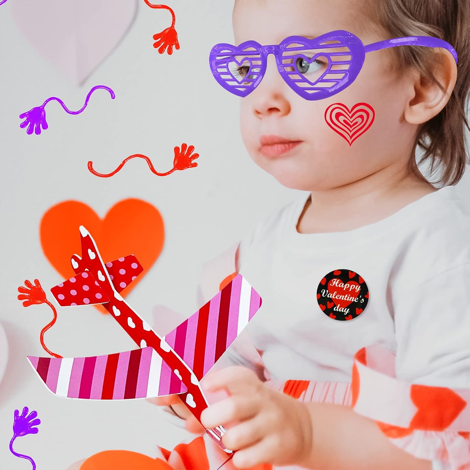 Winlyn Juego surtido de 236 piezas de artículos de papelería para el día de San Valentín, bolsas de regalos de San Valentín, premios de San
