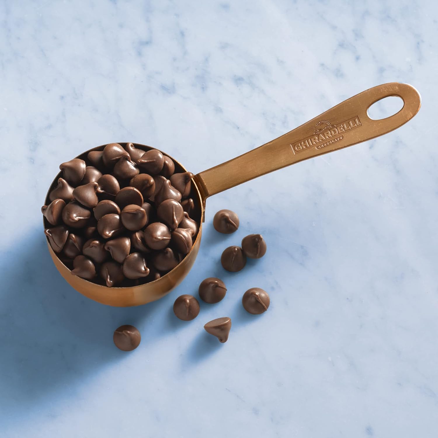 Ghirardelli – Chips de chocolate semiblulce, bolsa de 5 libras con cuchara barista estampada Ghirardelli