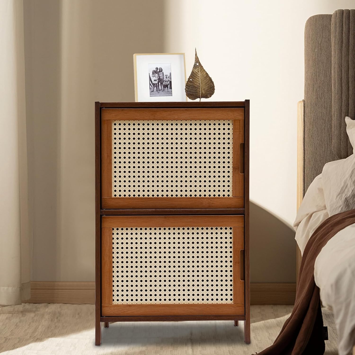 Mesita de noche con 2 cajones decorativos tipo ratán, moderna mesita de noche con pies de bambú natural macizo, mesa auxiliar de cama para