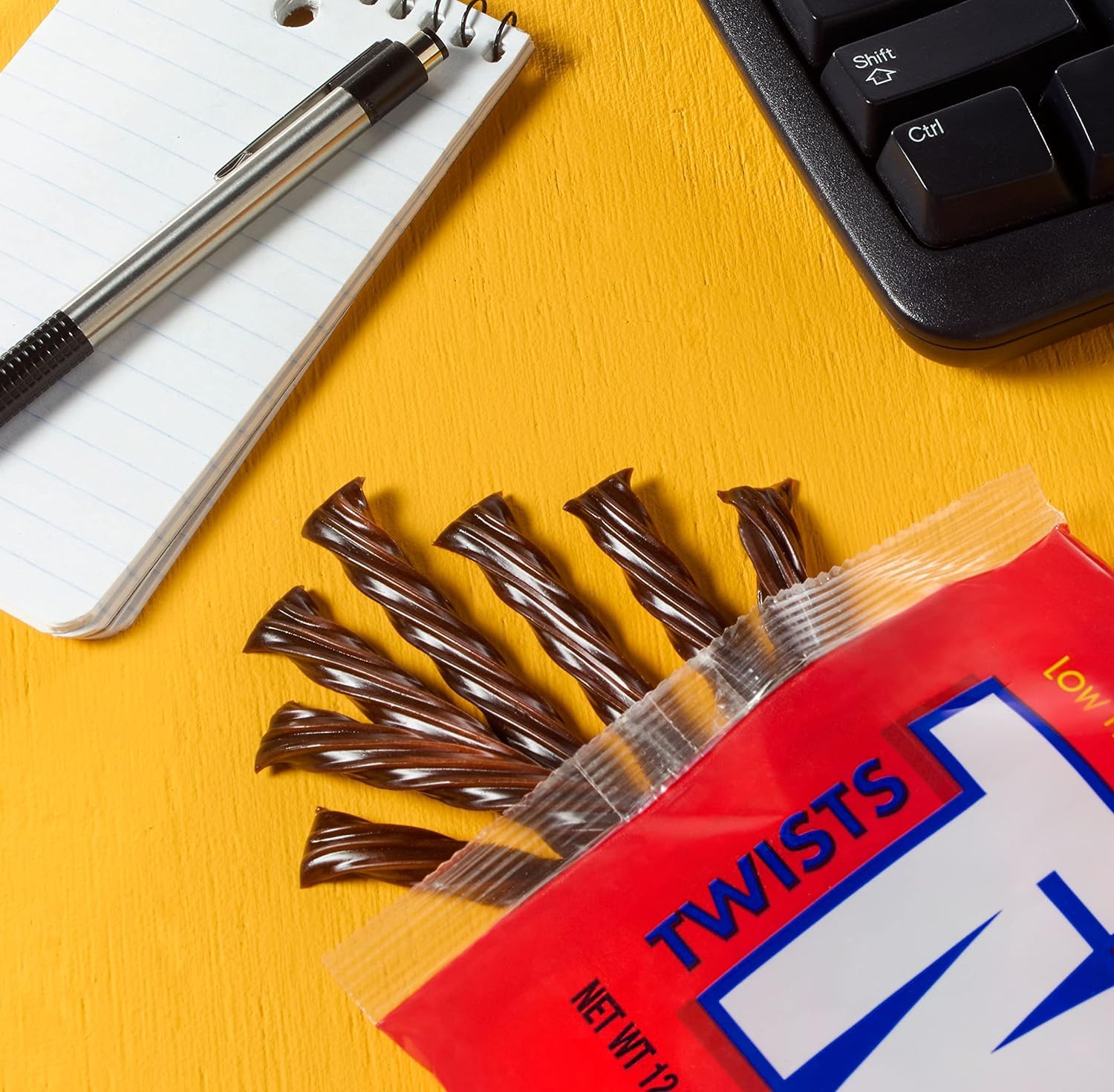 Twizzlers Twists – Caramelo masticable con sabor a chocolate, bolsas de 12 onzas, paquete de 2, aperitivos bajos en grasa, deliciosos para cualquier