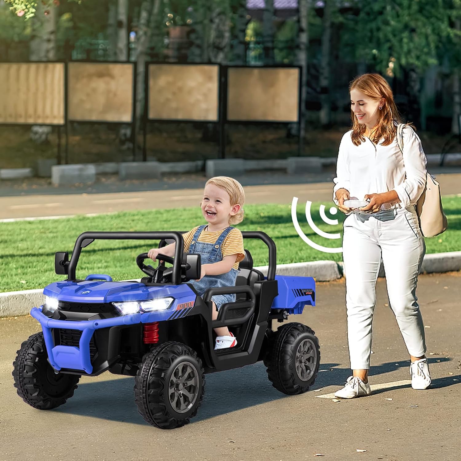HONEY JOY Auto de 2 plazas, camión volquete eléctrico todoterreno de 12 V con control remoto, cama volquete móvil, pala, música, suspensión de