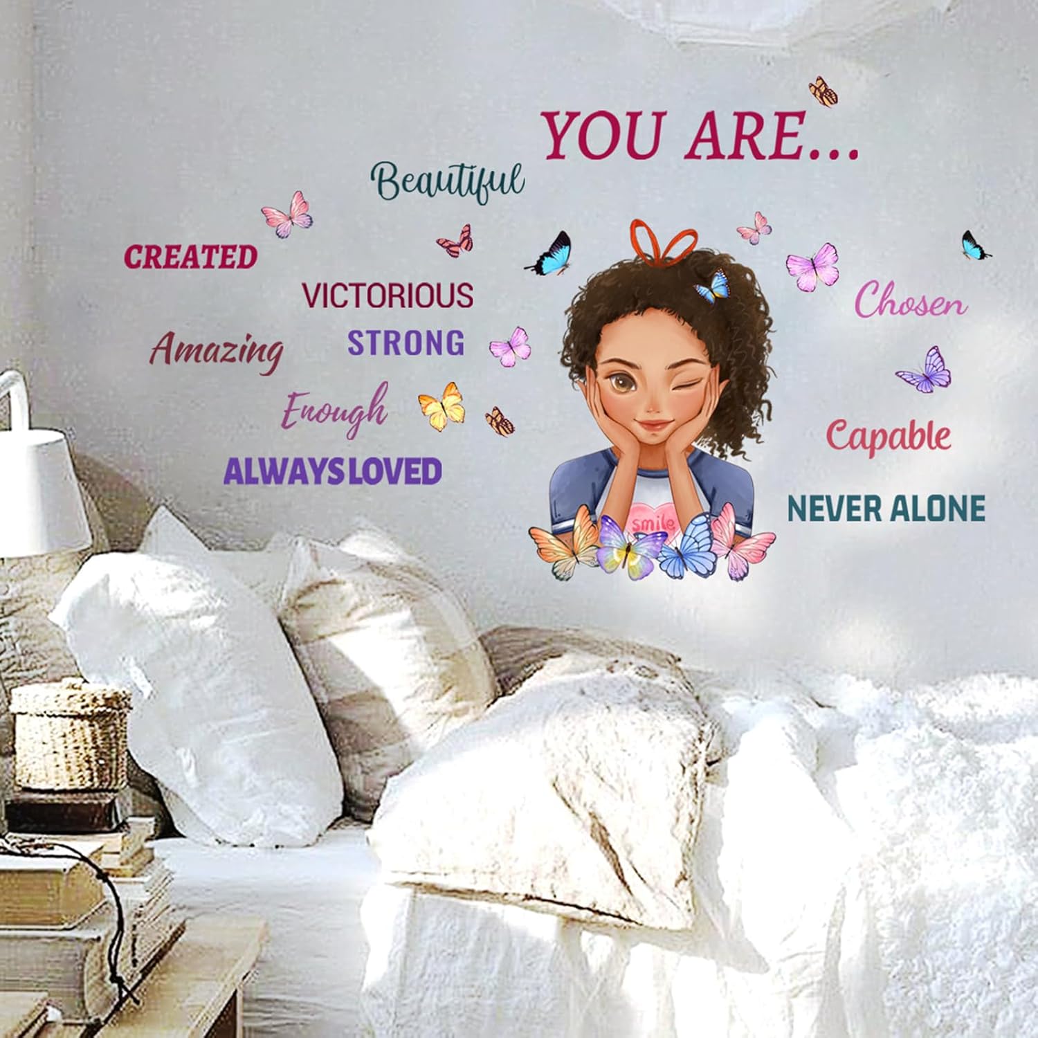 Calcomanía de pared con diseño de mariposa religiosa de niña negra, frase positiva afroamericana con texto en inglés “You are Beautiful”, decoración