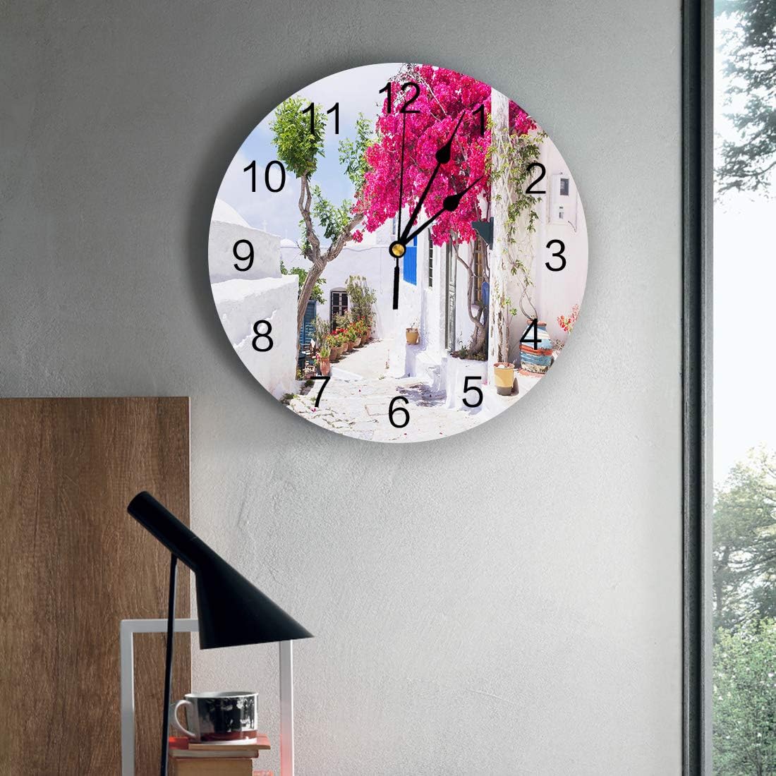 Reloj de pared redondo silencioso con diseño de calle griega con edificio blanco, flores rojas y plantas verdes, de cuarzo, funciona con pilas,