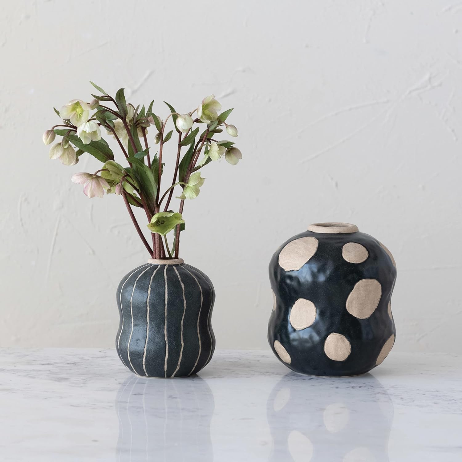Creative Co-Op Florero de cerámica con puntos de alivio de cera, negro y crema, 7 pulgadas de largo x 7 pulgadas de ancho x 8 pulgadas de alto