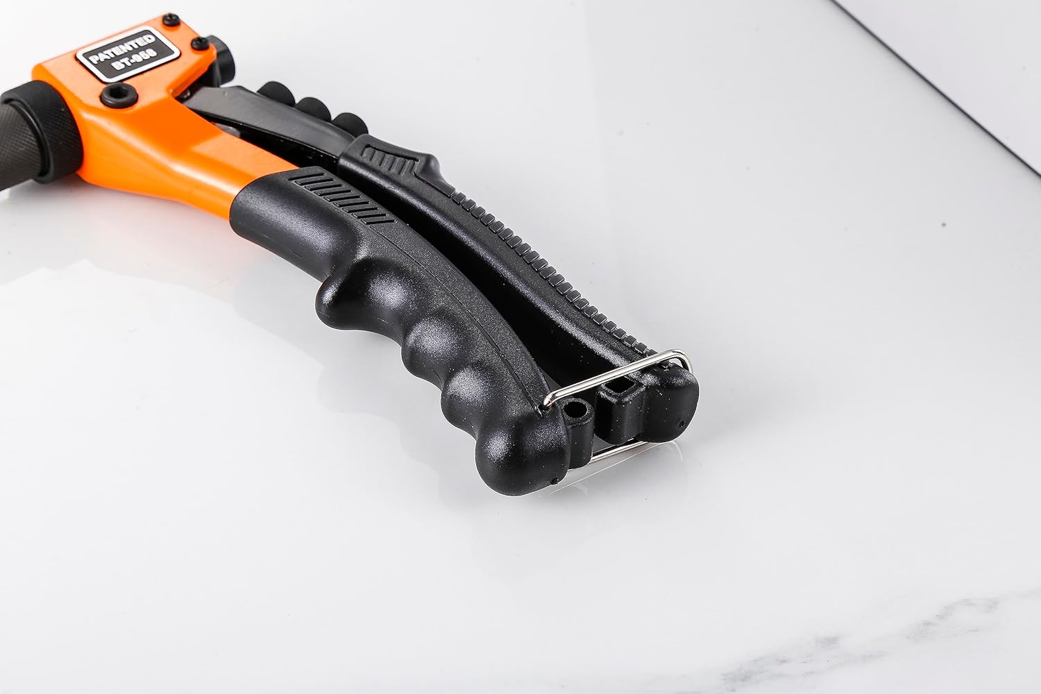 Wensilon Pistola de remache profesional, herramienta de mano ligera, con cuatro cabezales intercambiables y cuatro brocas giratorias y funda de