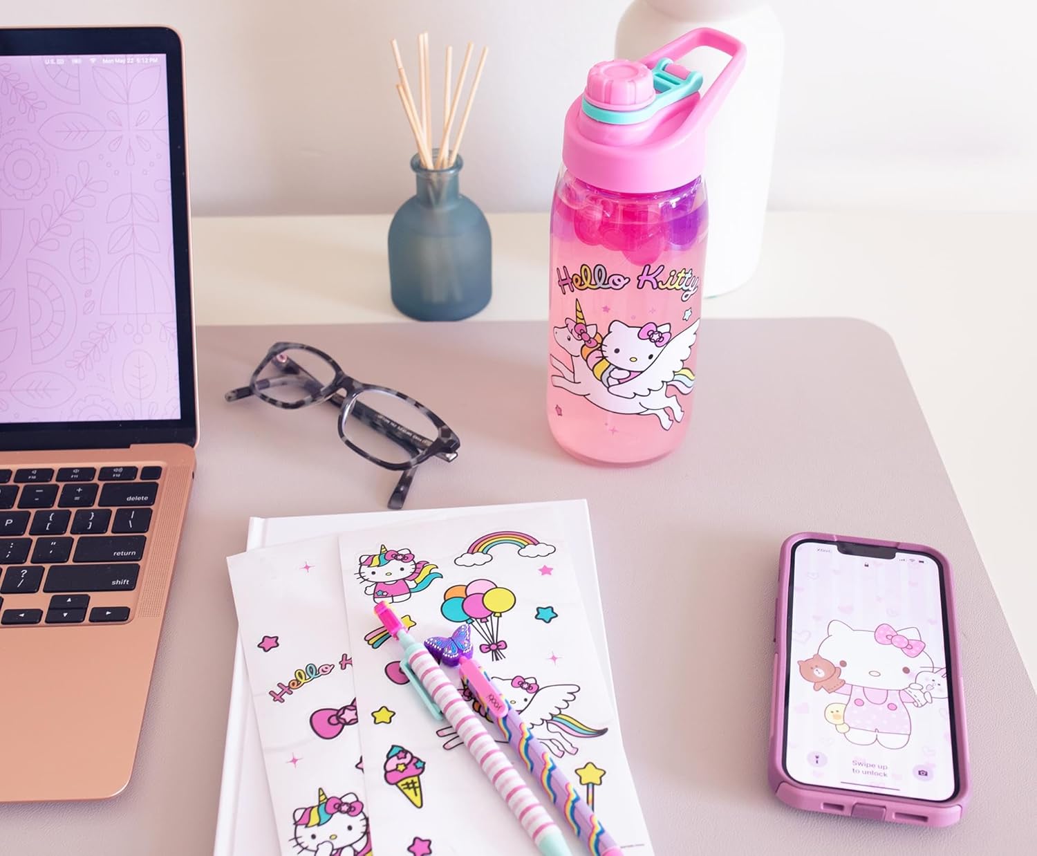 Sanrio Hello Kitty Unicorn Twist Spout – Juego de jarra de agua de plástico y calcomanías para personalizar  Capacidad para 20 onzas