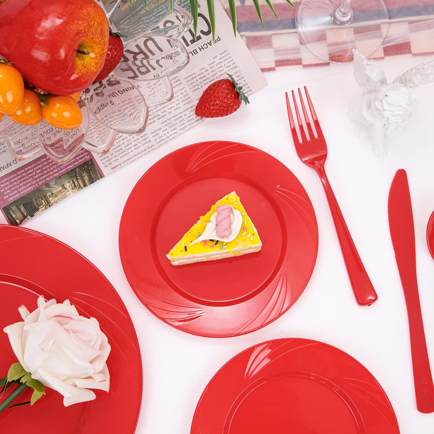 YOUBET 125 platos de plástico rojo, cubiertos de plástico rojo, platos rojos resistentes, desechables, incluye 25 platos llanos, 25 platos de