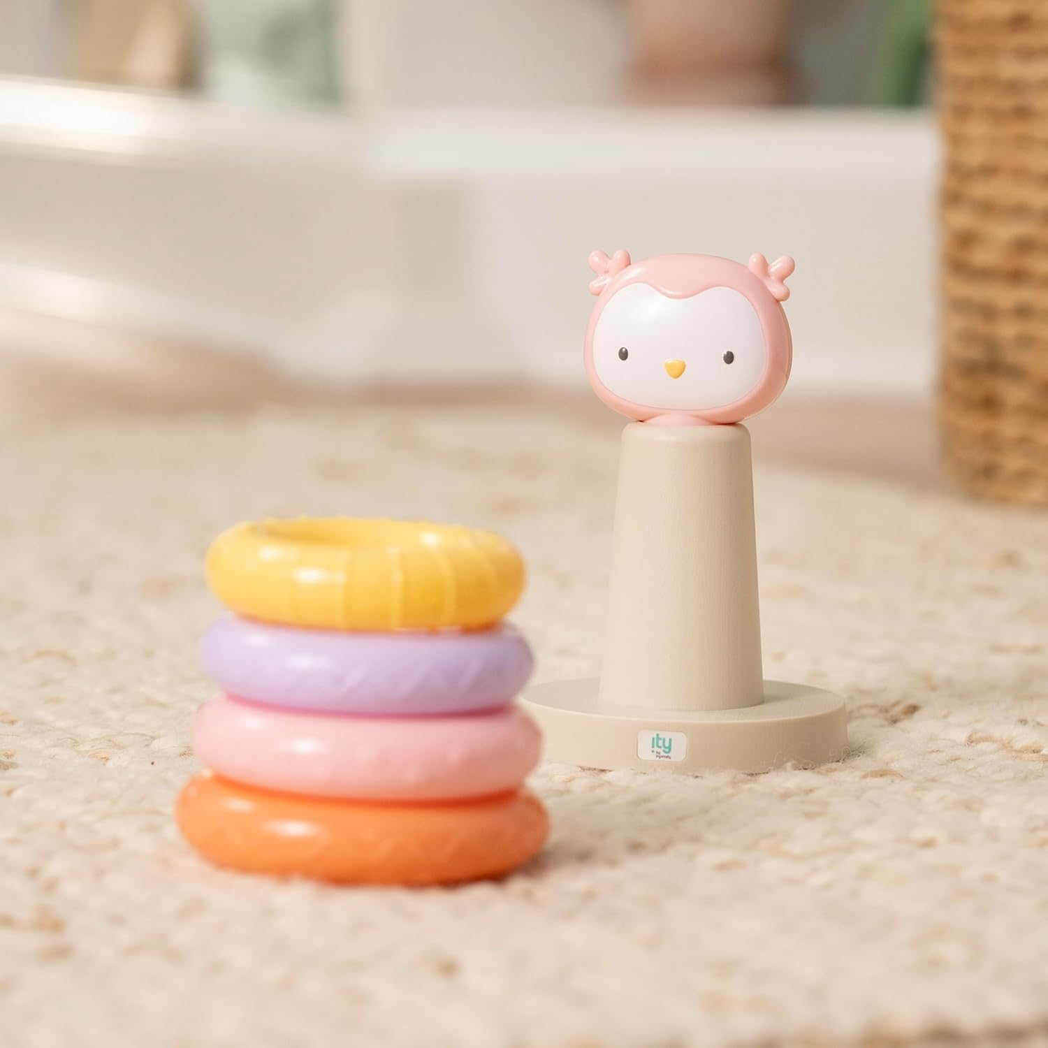 INGENUITY ity Cutie Stacks, 4 anillos sin BPA, soporte de madera sintética, decoración de búho, unisex, para edades de 6 meses en adelante – Nally