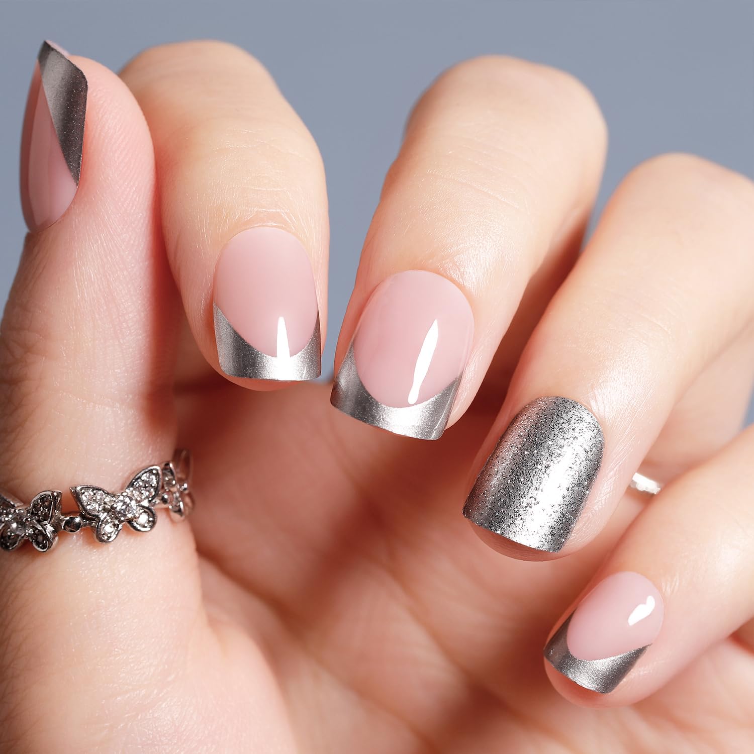 BettyCora – Uñas postizas cortas a presión, 24 puntas francesas cuadradas con pegamento para uñas, color plateado
