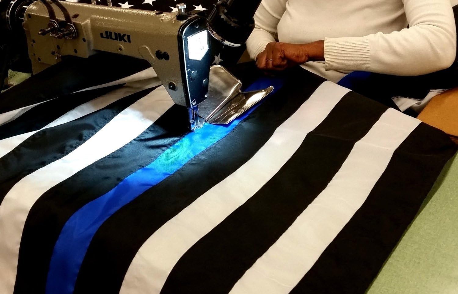 US Flag Factory Bandera estadounidense de línea azul delgada de 3 x 5 pies (estrellas bordadas, rayas cosidas) para oficiales de policía, bandera