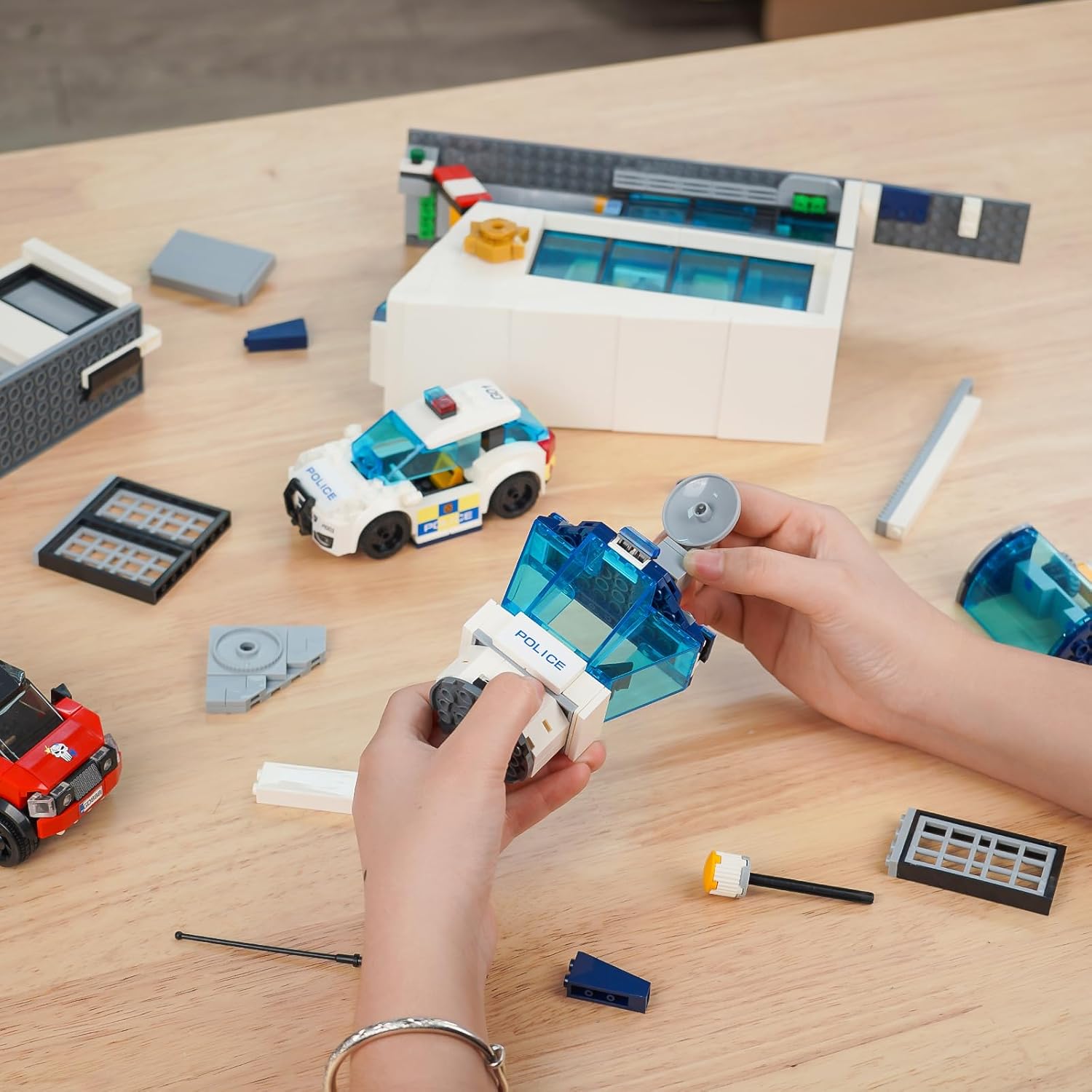 Juego de construcción STEM de estación de policía de la ciudad, compatible con militares, kit de construcción para niños, 887 piezas, el mejor