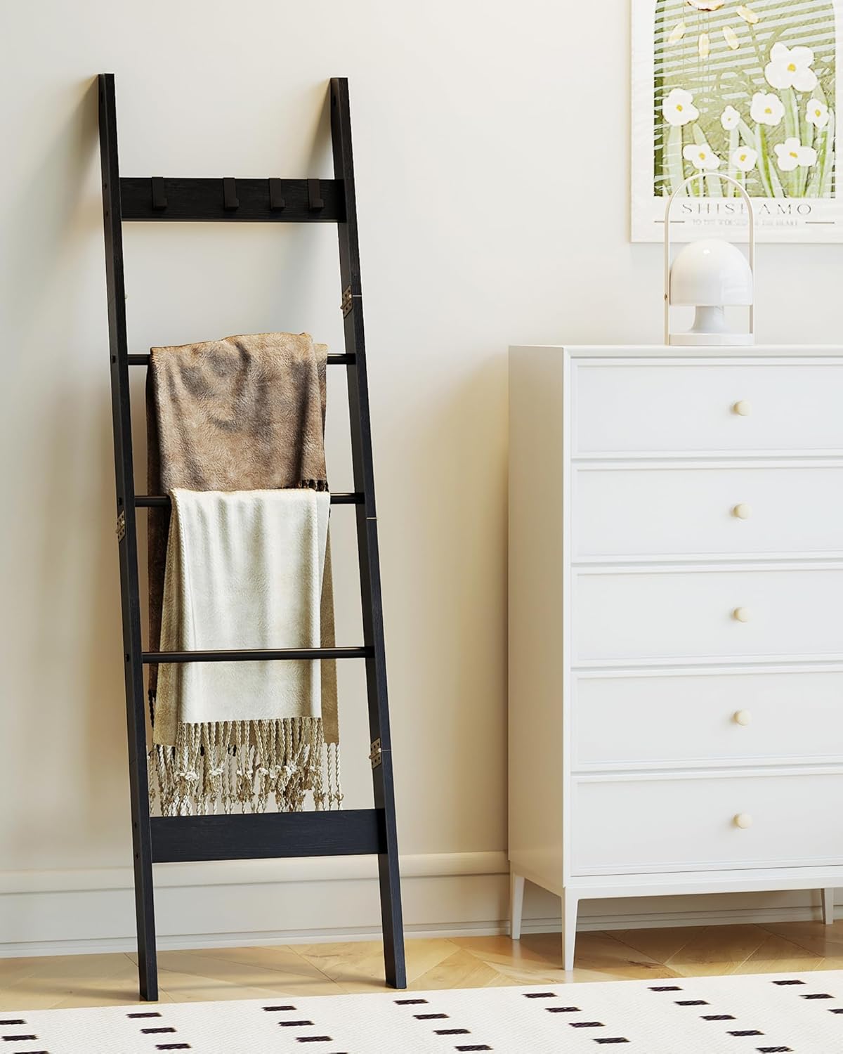 Hzuaneri Estante de escalera para manta para dormitorio, estante decorativo de madera con 4 ganchos extraíbles, organizador de escalera de granja de