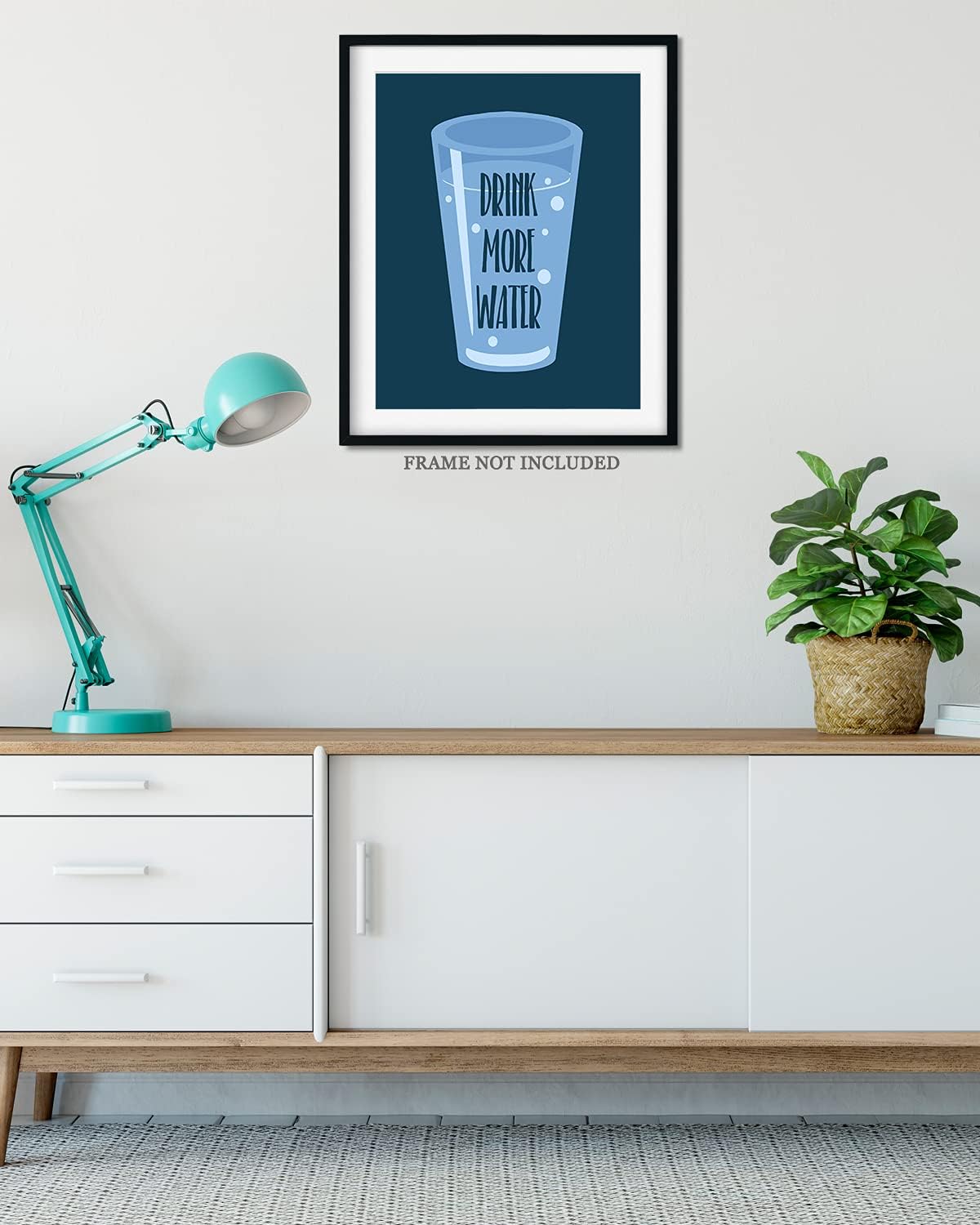 Govivo Bebe más agua – Impresión artística para decoración de pared con un fondo azul oscuro – Obra de arte sin marco de 8 x 10 pulgadas impresa en