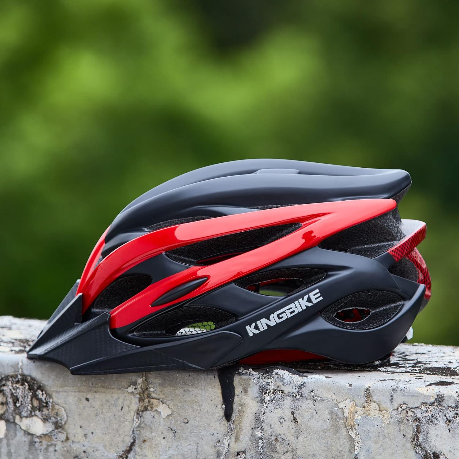 KINGBIKE Casco de bicicleta ligero y cómodo para adultos y jóvenes con luz trasera de seguridad LED + visera desmontable, mochila de almacenamiento