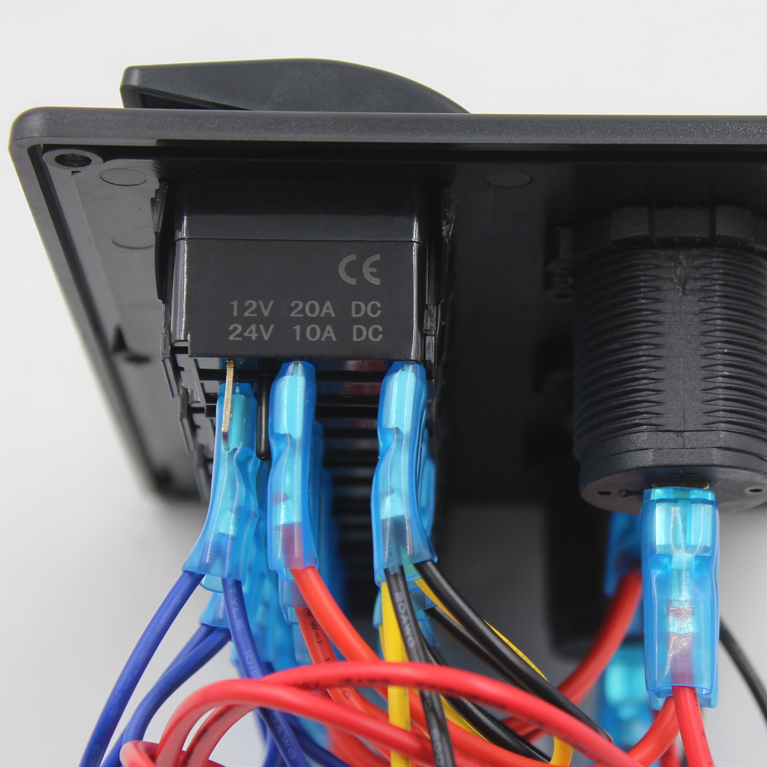 Panel FXC impermeable, con ranura de doble puerto USB, fusibles de 4.2A, visualización digital de voltaje, toma de encendedor y 4, 6 u 8 tipos de