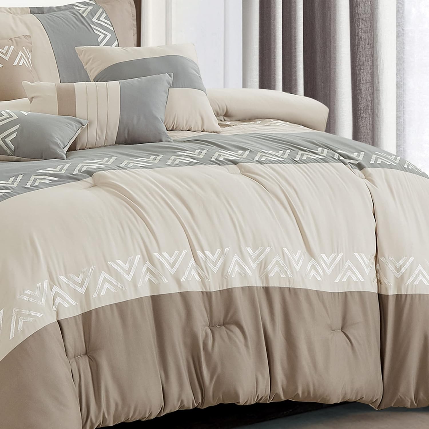 HIG Juego de edredón bordado de 7 piezas gris topo y gris con patrón geométrico de cheurón, juego de cama moderno de retazos, cama para todas las