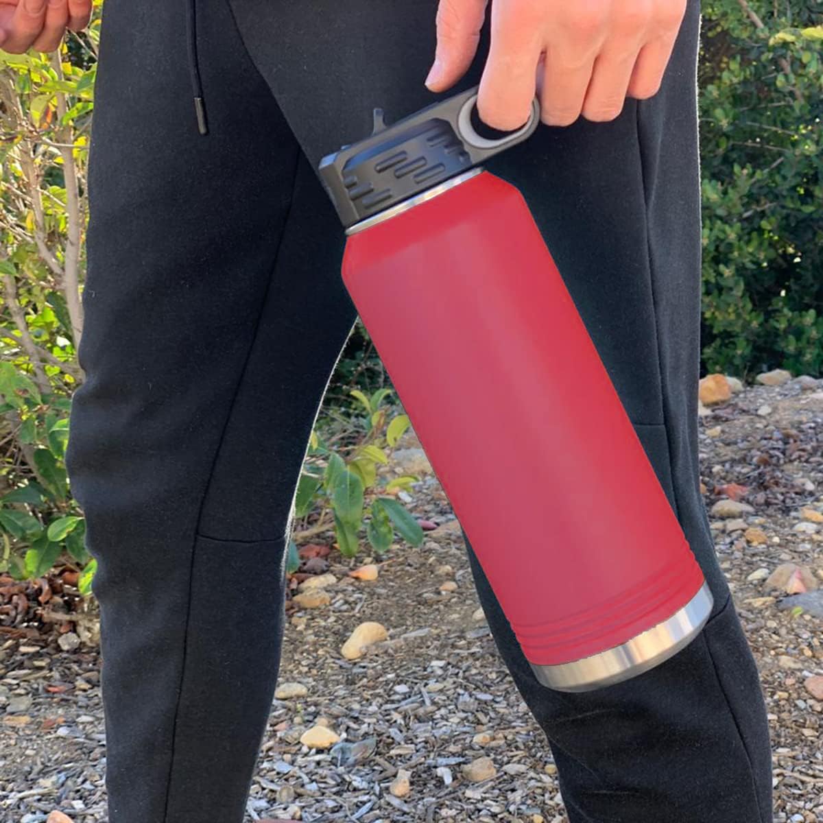 LaserGram Botella de agua de doble pared con tapa abatible de 40 onzas con pajilla, pelota de voleibol, grabado personalizado incluido (granate)