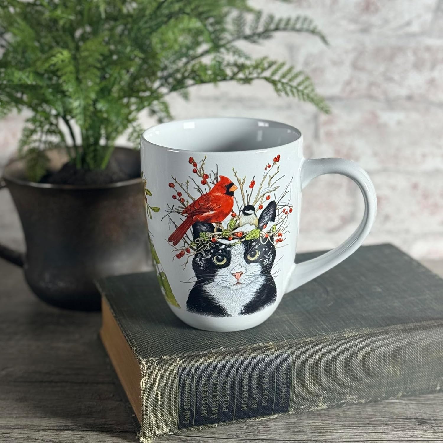 Mary Lake-Thompson Winter Cat and Birds – Taza de cerámica de 16 onzas