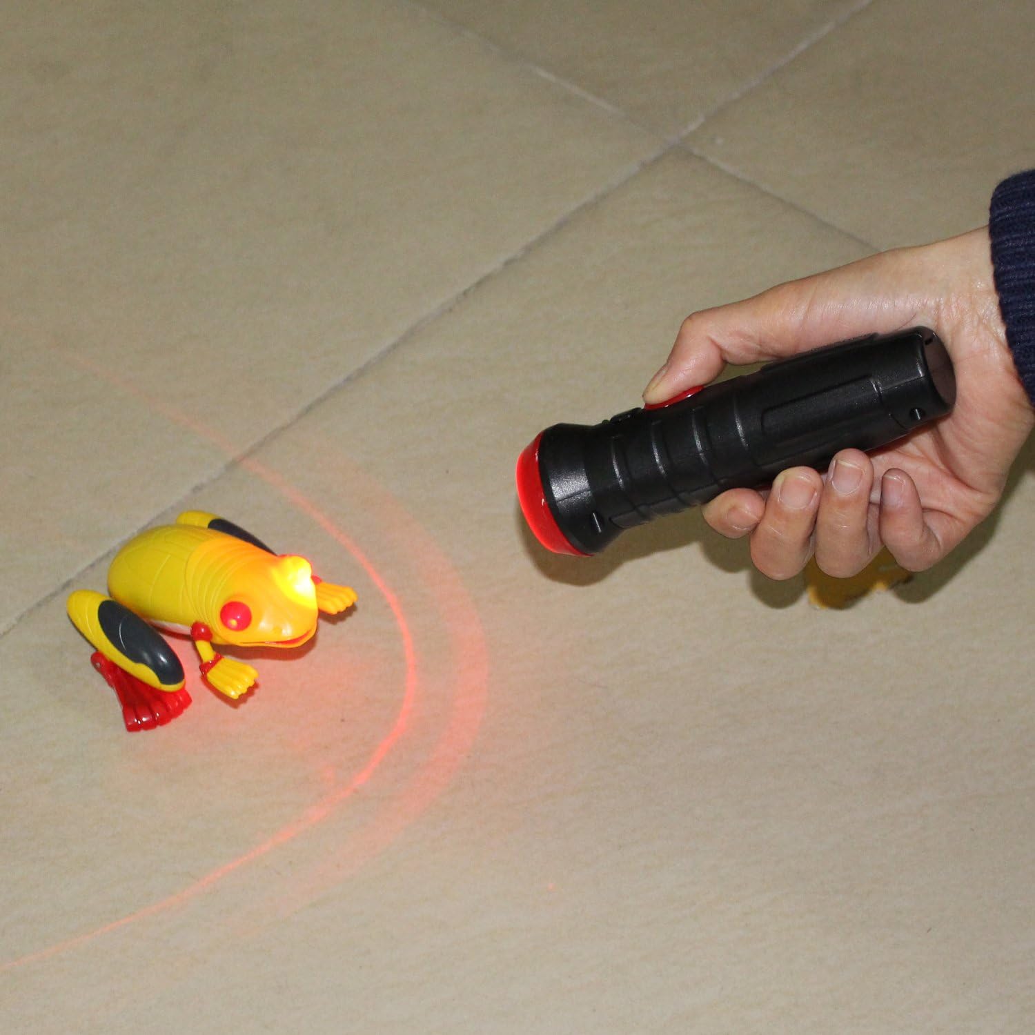 Tipmant Sensor De Luz De Control Remoto Rana RC Simulación De Juguete Animal Falso Con Linternas Rojas – Amarillo