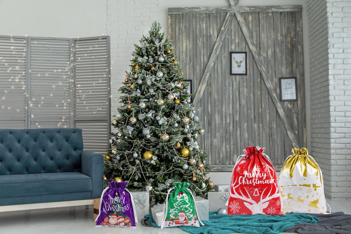 Lyforpyton 24 bolsas de regalo de Navidad con cordón, bolsas de papel de aluminio para regalos de Navidad, recuerdos de fiesta (4 tamaños, 8 diseños)