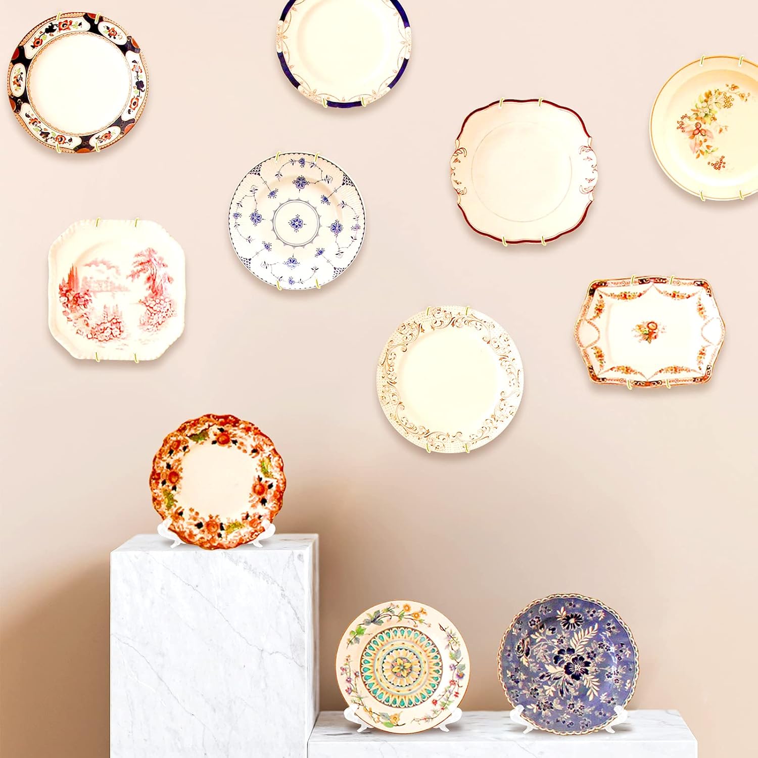 Daily Treasures 10 ganchos para platos, ganchos de pared de 6 pulgadas con 40 protectores de punta, 10 ganchos de pared y 4 soportes de caballete de