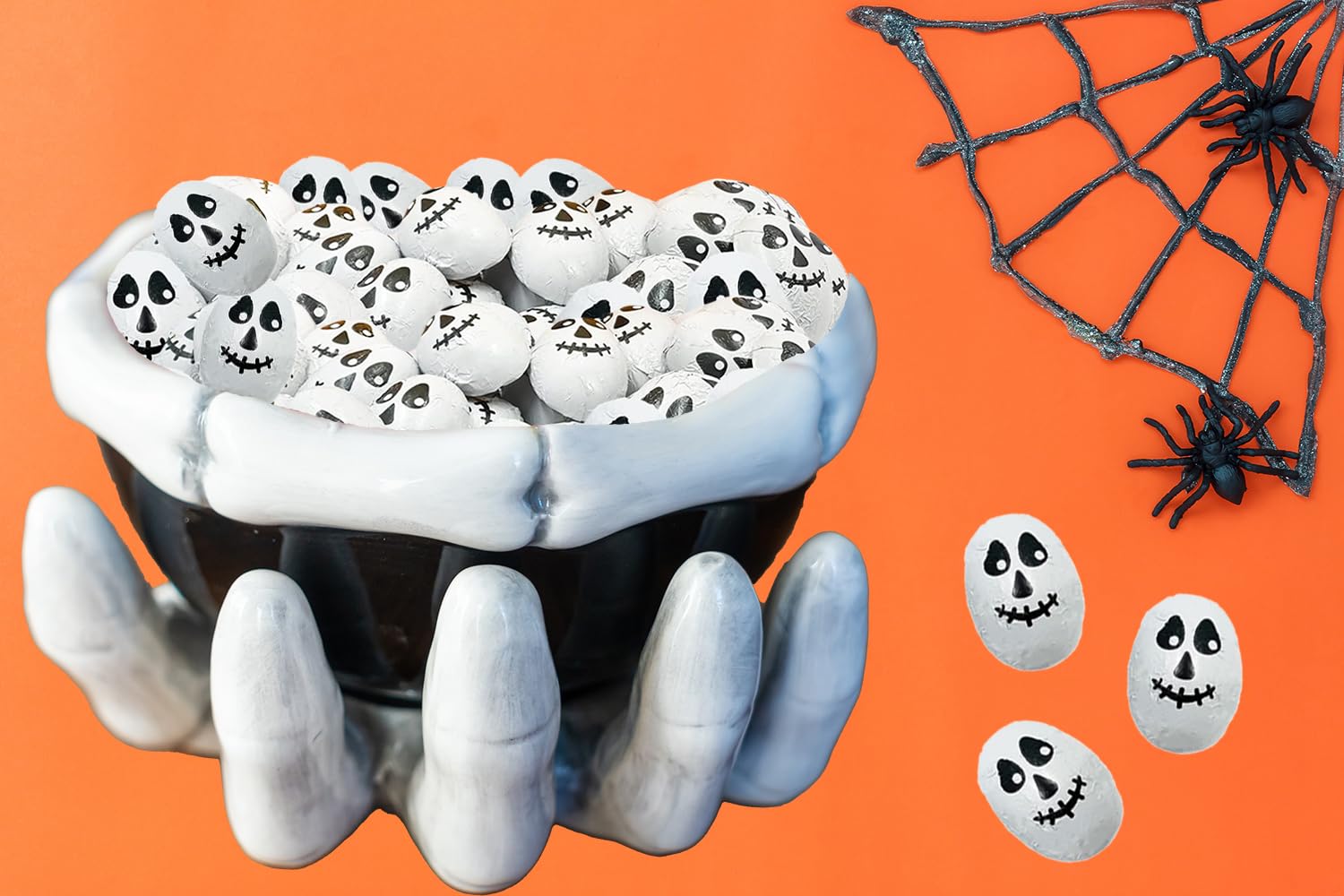 Calaveras de Halloween, doble crujiente, rellenos de bolsas de fiesta de truco o trato, envueltos individualmente en láminas de diseño de calavera