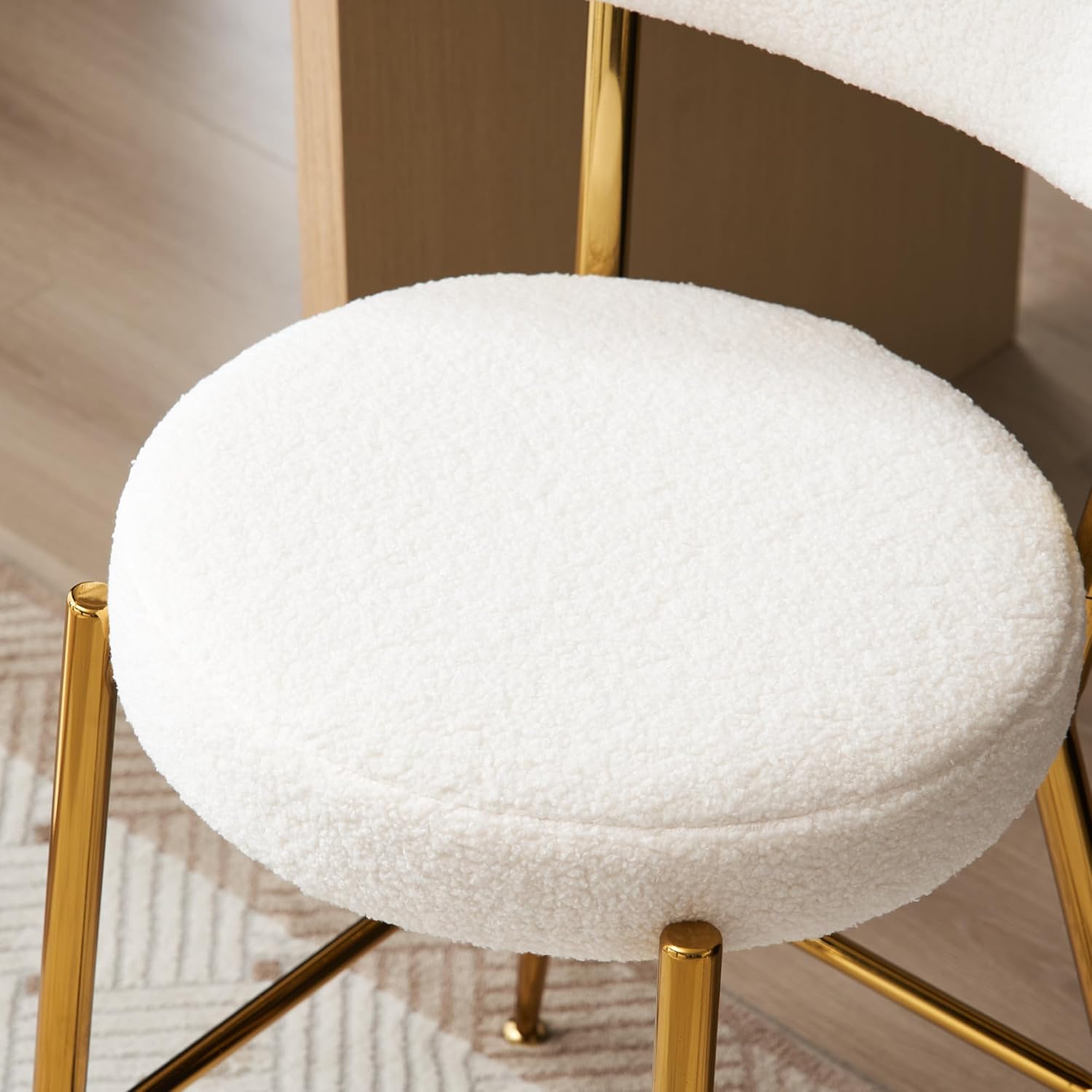 Polibi Juego de 2 sillas de bar tapizadas de tela de peluche beige moderna con patas de metal dorado y reposapiés, 2 piezas de taburete alto con