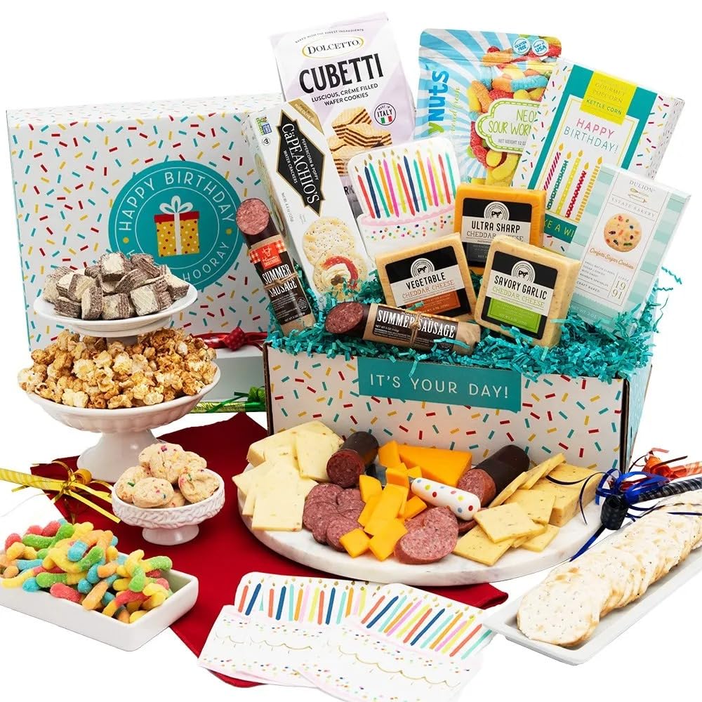 Paquete de cuidado de feliz cumpleaños de lujo, caja de regalo de comida de cumpleaños dulce y salada por GourmetGiftBaskets.com