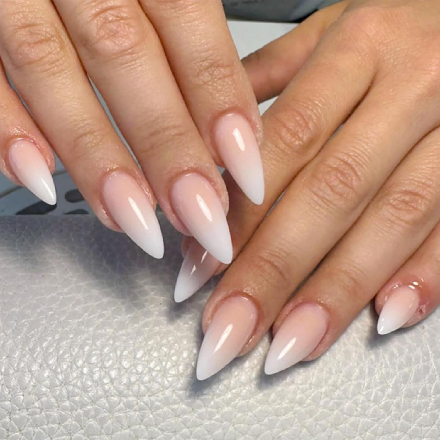 Uñas postizas a presión medianas almendra SWEKKE francesas, color rosa, cobertura completa, color blanco, degradado, con diseños, pegamento