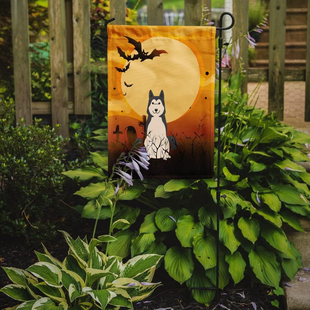 Caroline’s Treasures BB4291GF – Bandera de Halloween para jardín, Laika Spitz de Siberia Occidental, bandera decorativa para patio exterior, obras