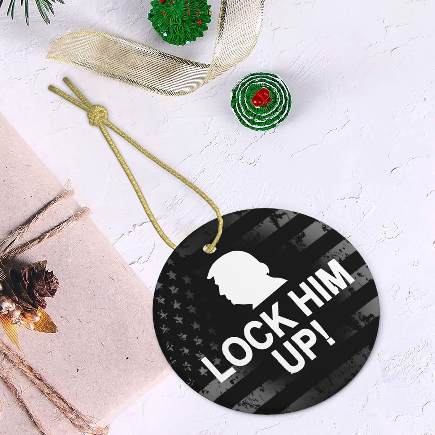 Lock Him Up Anti Donald Trump Adornos de cerámica Decoración colgante personalizado Adorno colgante de Navidad para decoración del hogar
