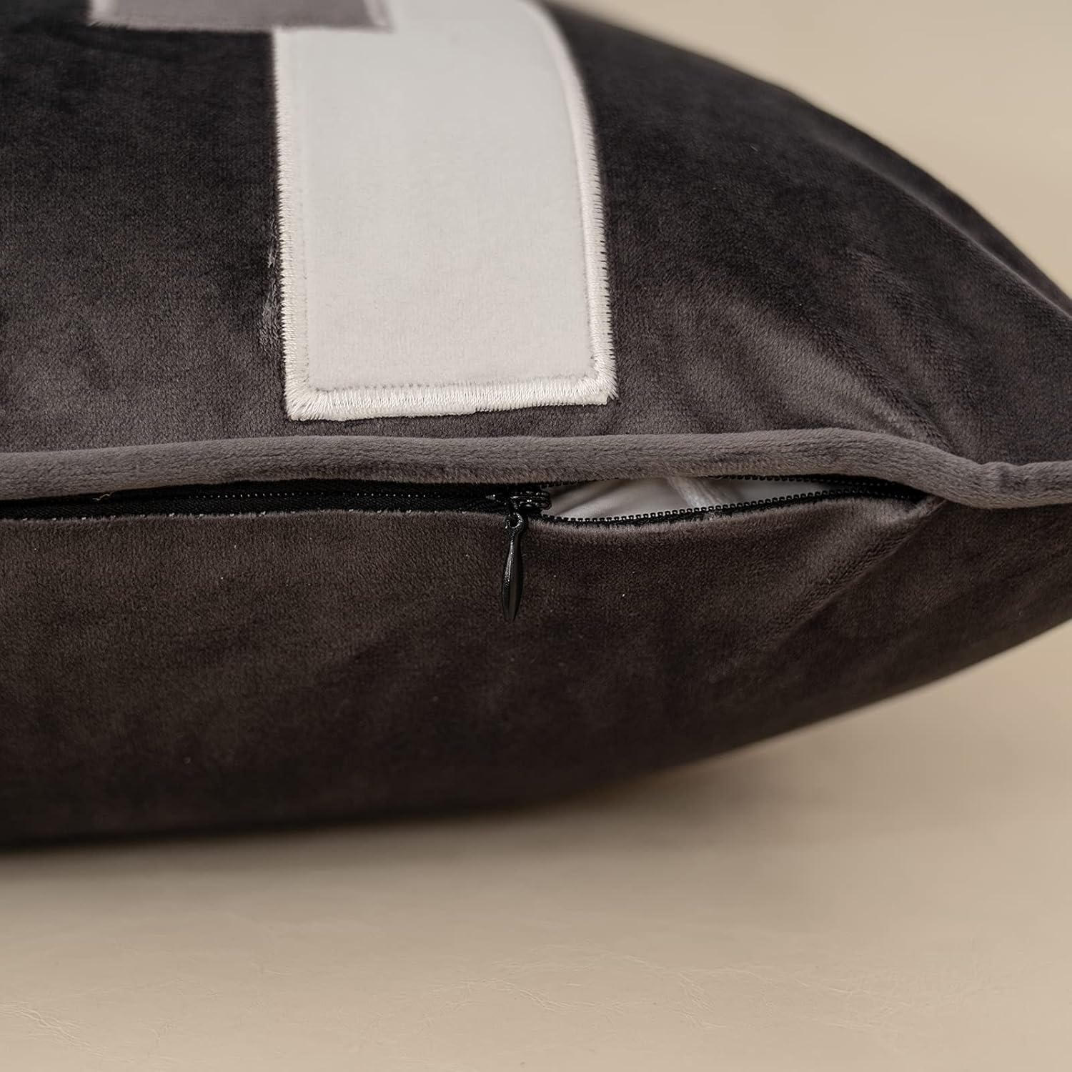 Yangest Funda de almohada decorativa de terciopelo gris oscuro, funda de cojín moderna de 20 x 20 pulgadas para sofá, dormitorio, sala de estar,