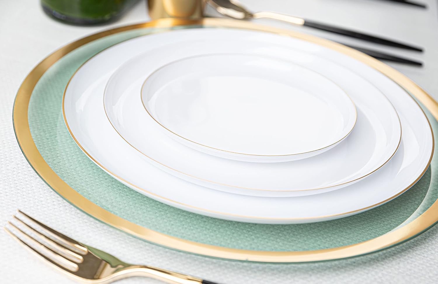 PLASTICPRO 30 unidades de 8.6 pulgadas Platos de fiesta de plástico blanco con borde dorado Colección Premium pesado elegante vajilla desechable