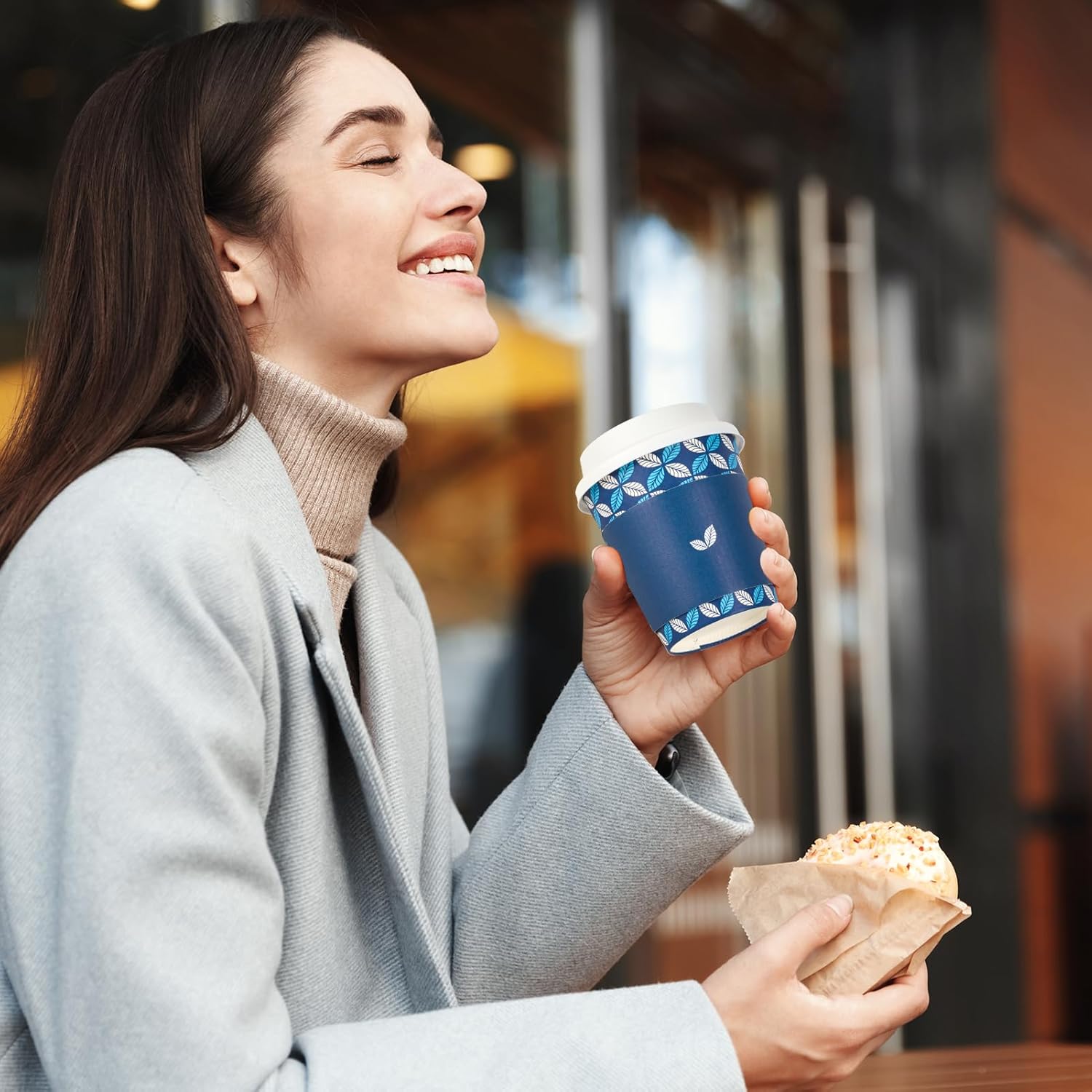 JOLLY CHEF Paquete de 100 tazas de café de papel de 10 onzas, vasos desechables de papel impreso con tapas, fundas y agitadores para el hogar,