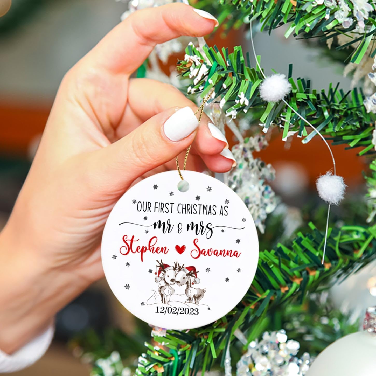 Adorno personalizable con texto en inglés Our First Christmas As Mr & Mrs 2023, adorno de 1 Navidad como Mr Mrs Deer para parejas casadas, nombres
