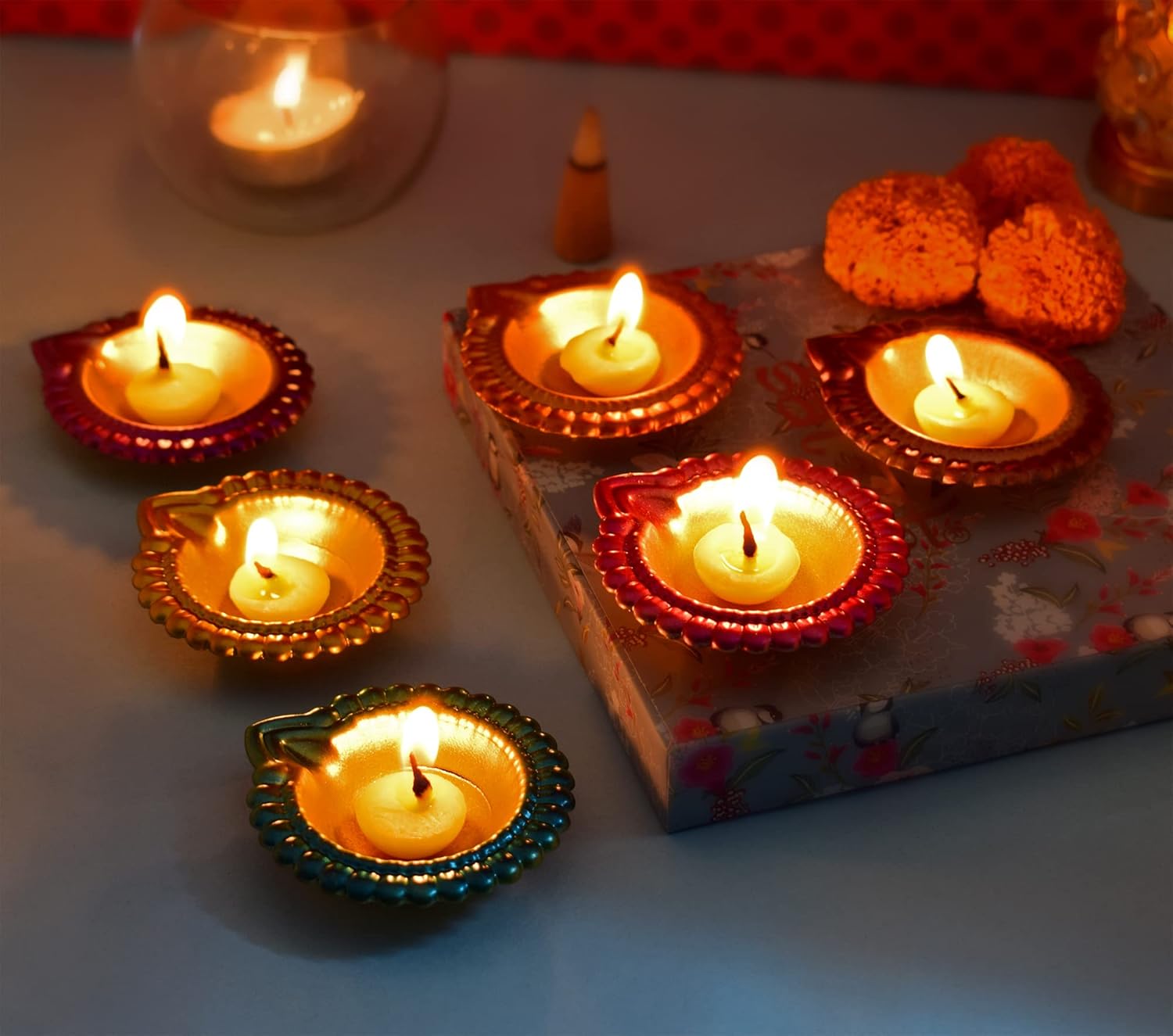 Satvik – 12 piezas de diseño de metal multicolor Lakshmi Diya para decoración de Diwali. Lámpara de aceite Dia Deepak para interiores y exteriores,