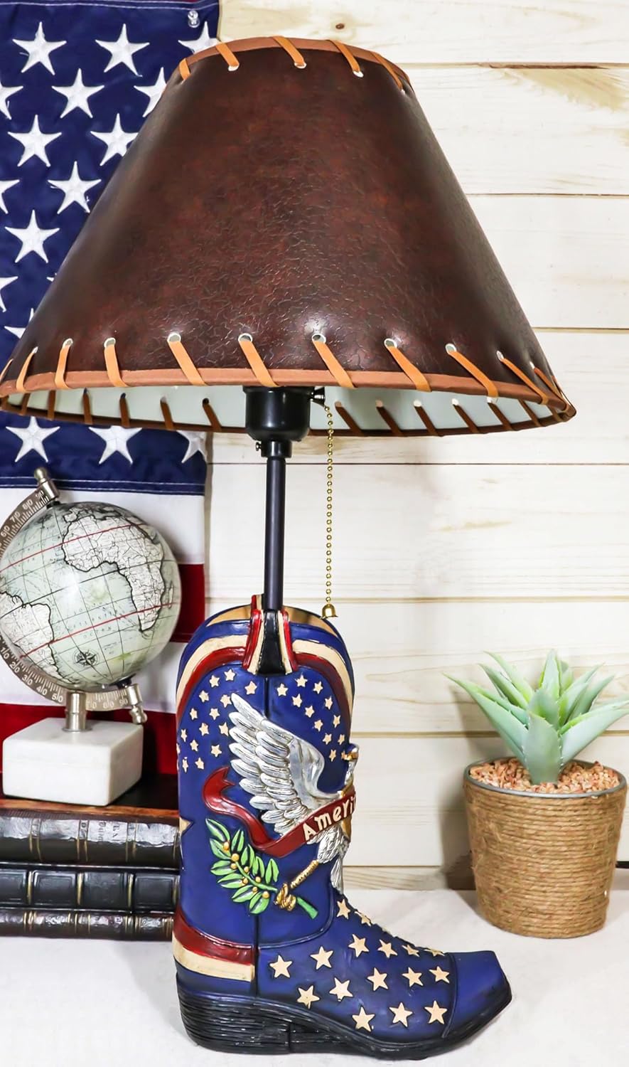 Ebros Gift Banderín patriótico de piel sintética con diseño de águila calva y bandera americana, bota vaquera, pintada a mano, lámpara de mesa de
