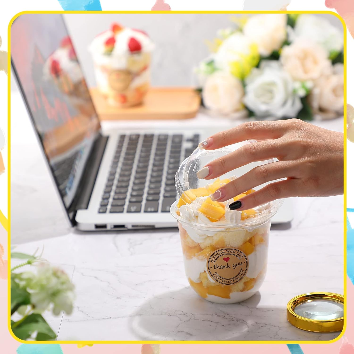Paquete de 50 tazas de postre con tapas de cúpula, vasos de plástico desechables con tapas, tazas de helado de PET transparentes (sin agujero),
