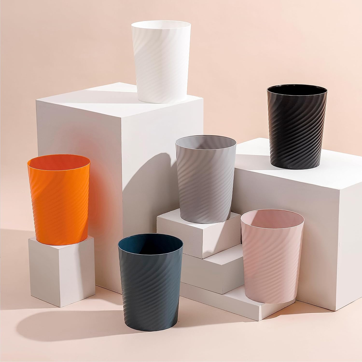 UUJOLY Cubo de basura pequeño de plástico, cesta de basura para baños, lavandería, cocinas, oficinas, habitaciones de niños, dormitorios, 1.8