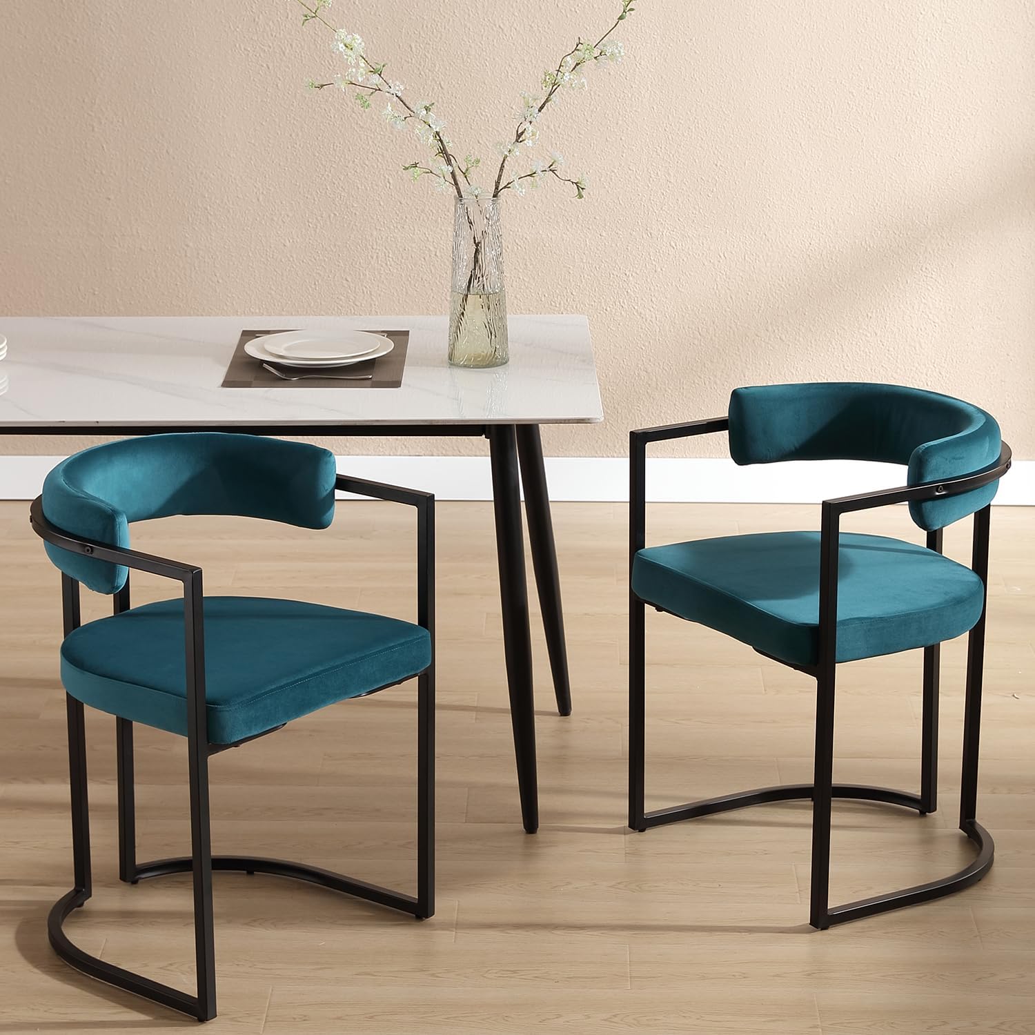 ZH4YOU Modern Barrel – Juego de 4 sillas de comedor tapizadas de terciopelo, con respaldo curvado, marco de metal negro para cocina, sala de estar,