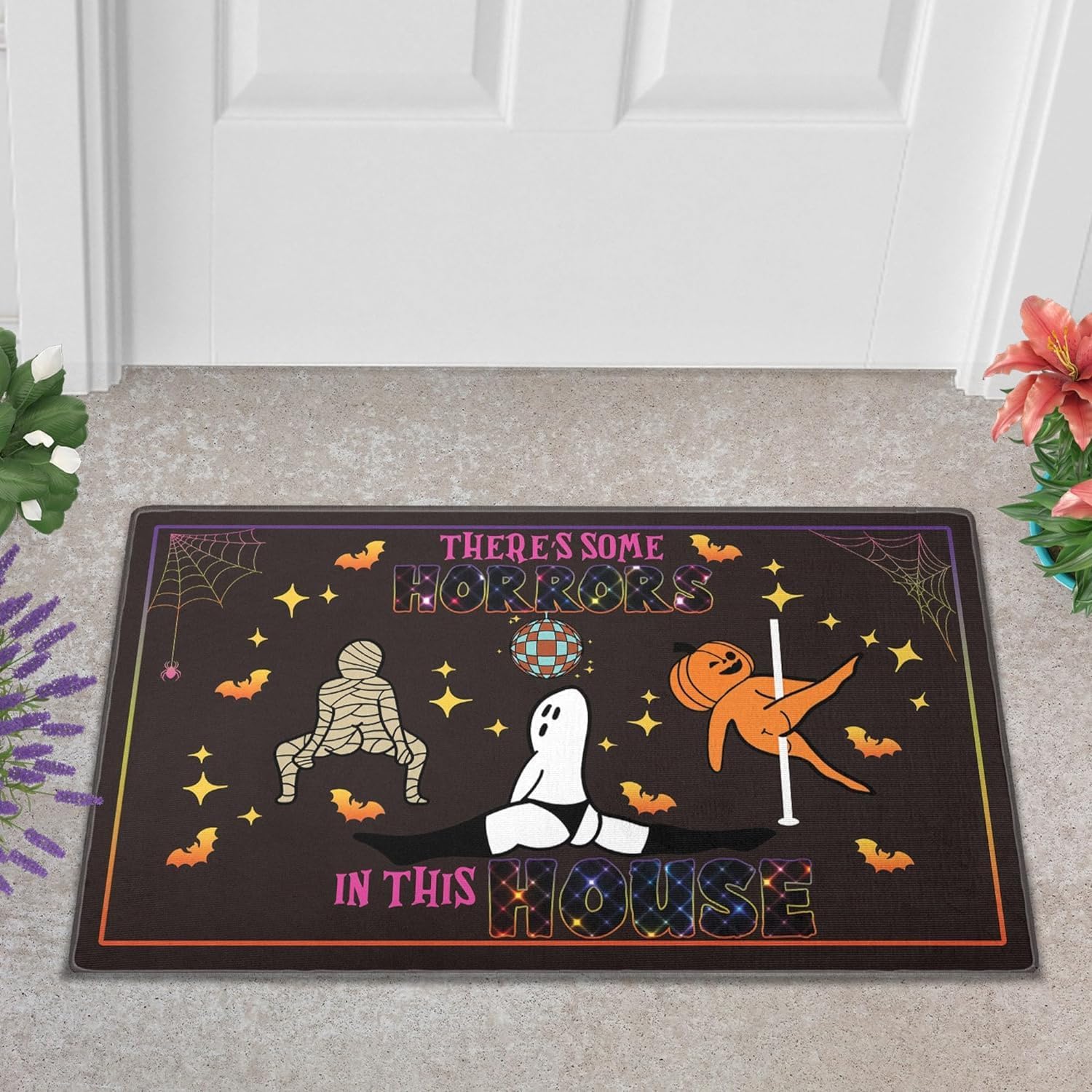 Tapete con texto en inglés “There’s Some Horrors in This House”, divertido tapete para puerta de Halloween, divertido tapete de bienvenida de