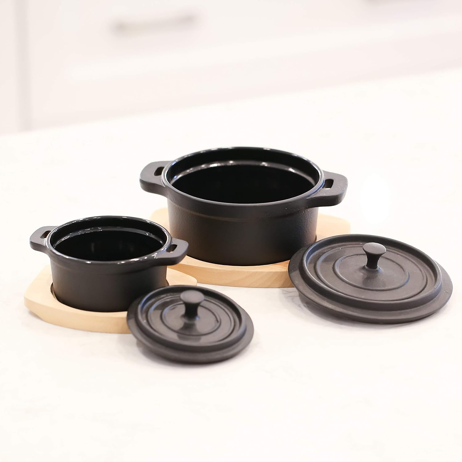 Frieling Mini horno holandés de hierro fundido con interior esmaltado y salvamanteles de madera, 1 taza, negro