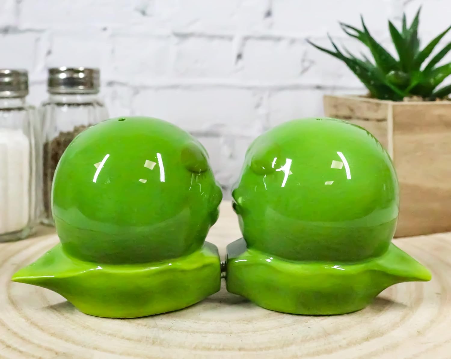 Ebros Gift For The Love Of Vegetables – Juego de 2 guisantes verdes en una vaina para besar magnéticos, de cerámica, salero y pimentero, juego de