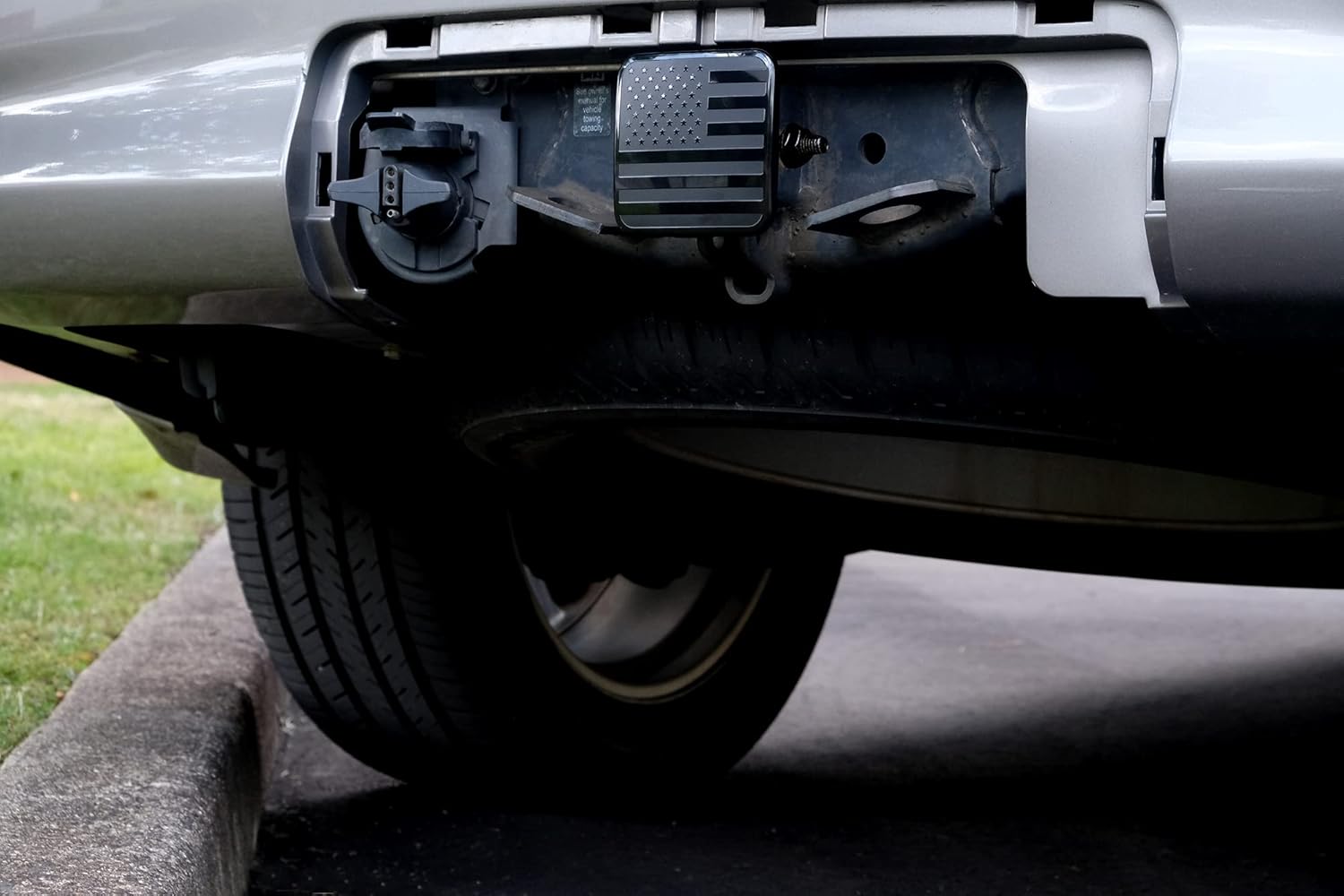 eVerHitch Tapón de enganche de remolque de 2 pulgadas con bandera negra americana de metal, apto para cualquier receptor de enganche de 2 pulgadas