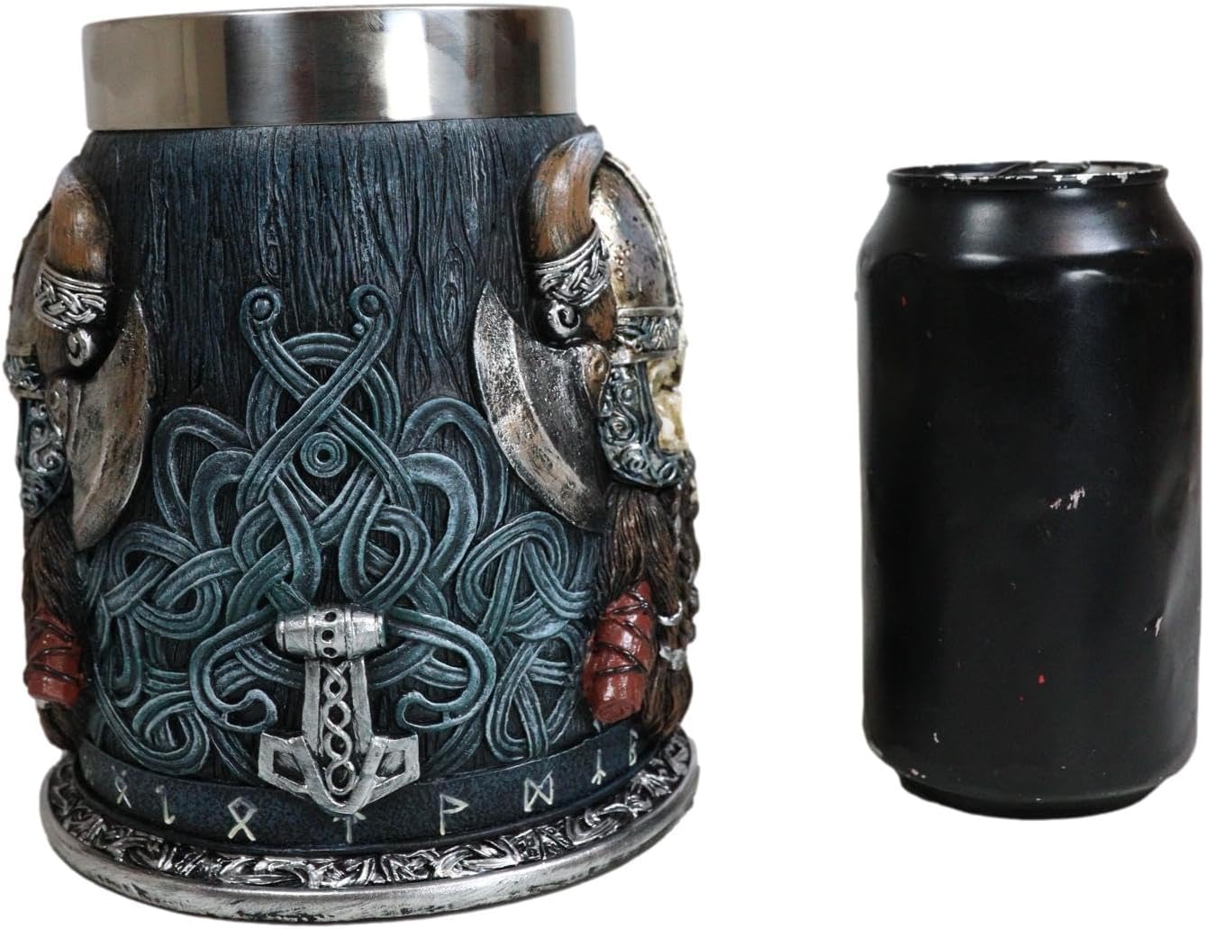 Ebros Gift Mitología nórdica gótica vikinga cráneo Ragnar Danegeld Warrior con casco de cuernos taza de café con martillo runa mango de nudos, taza