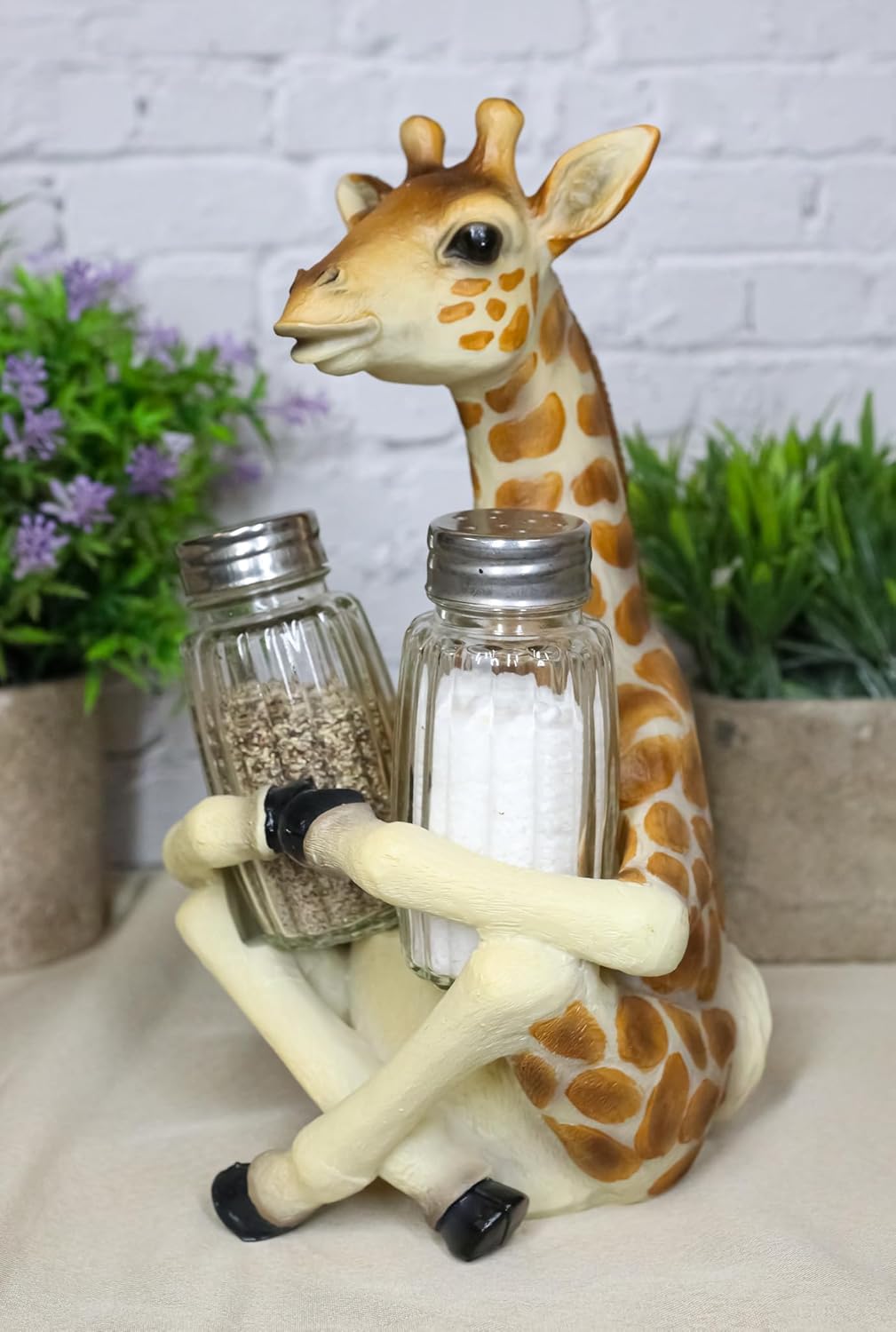 Ebros Gift Safari Adorable jirafa de lejano alcance salero y pimentero figura con cocteleras de cristal, cocina, comedor, decoración del hogar,